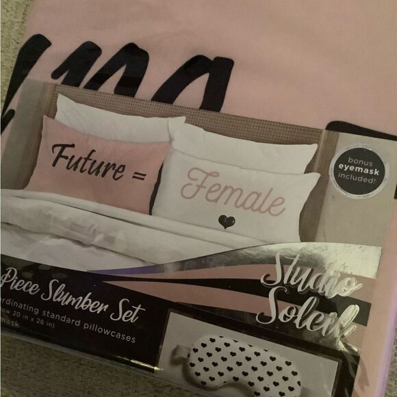 New Studio Soleil 3 pc Slumber set/ pillowcases - Picture 1 of 4